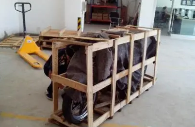 電動(dòng)車木架打包